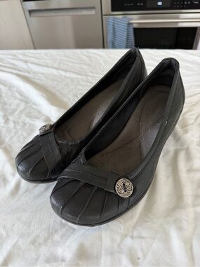 Baretraps Black Women's Wedge Ballet Flats with Decorative Button - Size 8